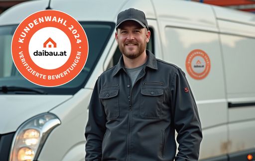 Ein Handwerker, der stolz sein "Daibau Kundenwahl 2024"
Qualitätssiegel auf seinem Firmenfahrzeug präsentiert.