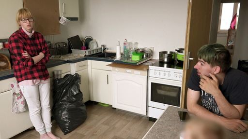 Seit vier Wochen wohnt die 20-jährige Jasmin mit ihrem
zweijährigen Sohn Lennox im Mutter-Kind-Heim. Da auch Ehemann Maik
regelmäßig zu Besuch kommt, bleibt das Aufräumen ihrer eigenen vier
Wände leider auf der Strecke. Das will die junge Familie jetzt
ändern. / Weiterer Text über ots und www.presseportal.de/nr/6605 /
Die Verwendung dieses Bildes für redaktionelle Zwecke ist unter
Beachtung aller mitgeteilten Nutzungsbedingungen zulässig und dann
auch honorarfrei. Veröffentlichung ausschließlich mit
Bildrechte-Hinweis.
