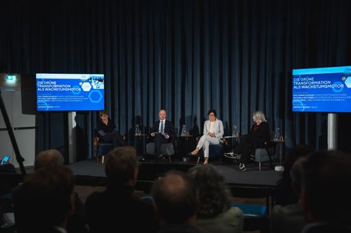 Vorschau Bild von Im ersten Panel diskutierten: Mag.a Eva Czernohorszky von der
Wirtschaftsagentur Wien, Mag.a Michaela Reitterer (CEO Boutiquehotel
Stadthalle) und Mag.a Petra Draxl, Andreas Weber Chefredaktion Trend
