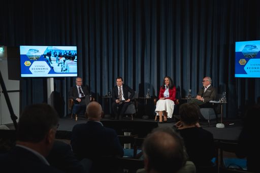Vorschau Bild von Im zweiten Panel sprachen: Dr. Alexander Biach (Generaldirektor
SVS), Dr.in Irene Fialka (Health Hub Vienna) und Prof. Dr. Siegfried
Meryn (Gründer CAPE 10) diskutierten mit Rainer Nowak (Chefredakteur
Kronen Zeitung)