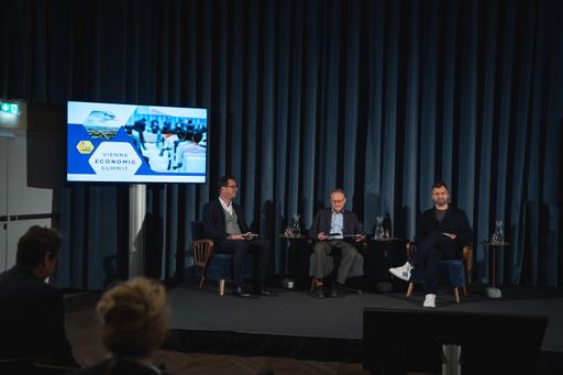 Vorschau Bild von Im dritten Panel stand das Thema Künstliche Intelligenz (KI) im
Mittelpunkt. Martin Giesswein, Digital-Leadership-Experte, und Dr.
Michael Leitner-Hickisch von UIV (Urban Innovation Vienna)
diskutierten unter der Moderation von Thomas Karabaczek (APA) über
die Potenziale von KI in Wien und wie die Stadt die digitale
Transformation aktiv gestaltet.