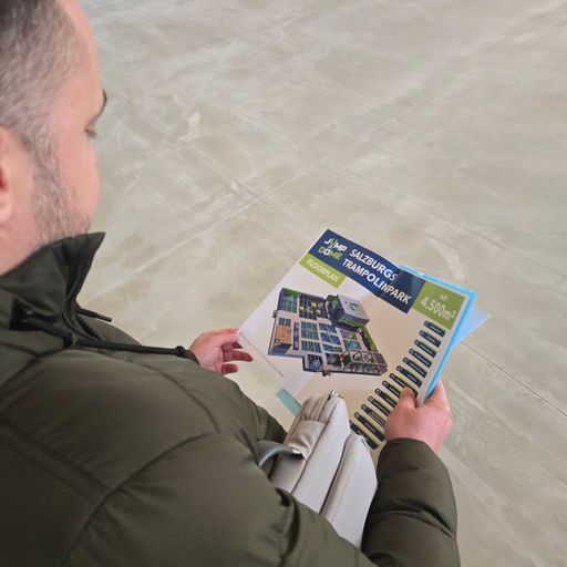 Vorschau Bild von Geschäftsführer Manuel Fritz mit dem Floorplan des JUMP DOME
Salzburg