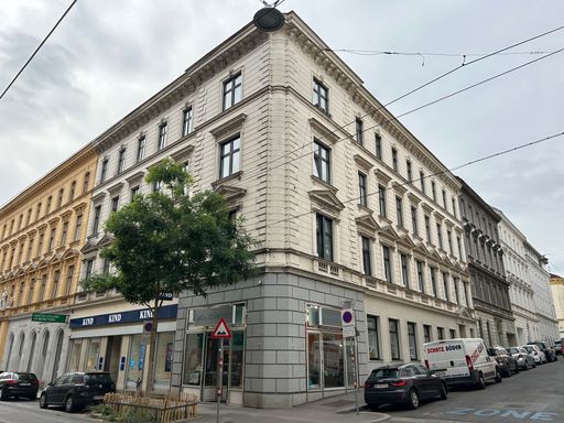 Der Rohdachboden des Eck-Zinshauses in der Währinger Straße
bietet ein attraktives Ausbaupotenzial, das in die langfristigen
Planungen mit einbezogen wird.