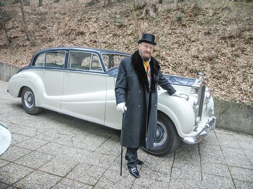  Ernst Fuchs mit seinem Lieblings-Rolls-Royce, der nun versteigert
wird