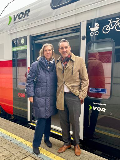 Karin Zipperer, Sprecherin der VOR-Geschäftsführung mit Christof
Herrmann, ÖBB Personenverkehr Regionalmanager Ostregion
