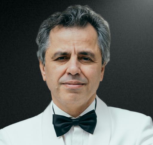 Vorschau Bild von Willi Konstantin begleitet die begleitet die beiden Sänger am
prachtvollen Bösendorfer-Flügel.