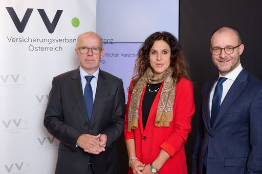  https://www.apa-fotoservice.at/galerie/38620 Im Bild v.l.n.r.:
Mag. Christian Eltner (Generalsekretär des Verbandes der
Versicherungsunternehmen Österreichs VVO), Prof. Dr. Monika
Köppl-Turyna (Direktorin EcoAustria, Institut für
Wirtschaftsforschung), Mag. Rémi Vrignaud (Präsident des Verbandes
der Versicherungsunternehmen Österreichs VVO)