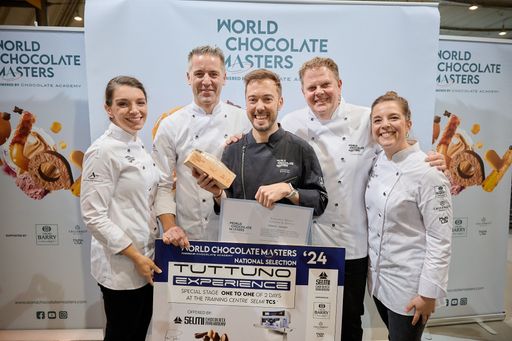 Die Jury von links nach rechts, Eveline Wild Konditor: innen
Weltmeisterin, Mathias Ludwig bekannt aus dem TV, Lothar Buss erster
German Chocolate Master, Luzia Kranz bekannt aus dem TV und in der
Mitte Johannes Warmuth.