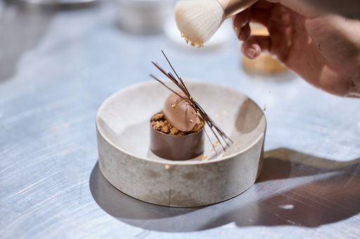 Vorschau Bild von Das Dessert von Johannes Warmuth zur Aufgabe ,,Pastry Play,,.
Hierbei Handelt es sich um ein Portwein Kirsch Dessert mit einem
feinem Schokoladenmousse. Das Highlight sind die feinen
Schokoladenfäden sowie das Blattgold welches vorsichtig mit dem
Pinsel aufgetragen wird.