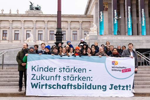  Kundgebung für mehr Wirtschaftsbildung der Stiftung für
Wirtschaftsbildung mit Lehrer:innen, Schüler:innen und Mitgliedern
der Schüler:innenvertretung