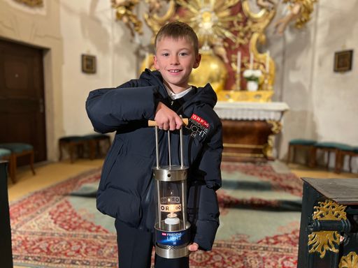 Vorschau Bild von Der 9-jährige Matthias Secklehner ist das ORF-Friedenslichtkind
2024.