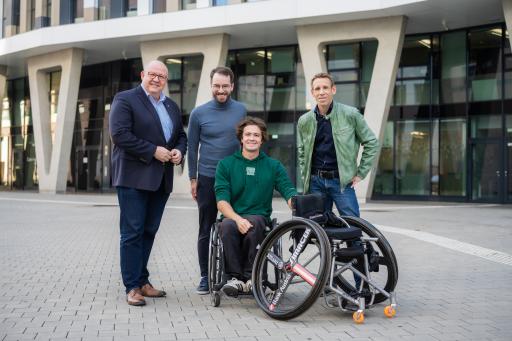 „Wir Mechatroniker wollen jungen Menschen zu zeigen, wie Technik
unsere Gesellschaft positiv beeinflussen kann“, Landesinnungsmeister
Peter Merten neben Andreas Onea, Nico Langmann und
Landesinnungsmeister-Stellvertreter Georg Schandl. (von links)
