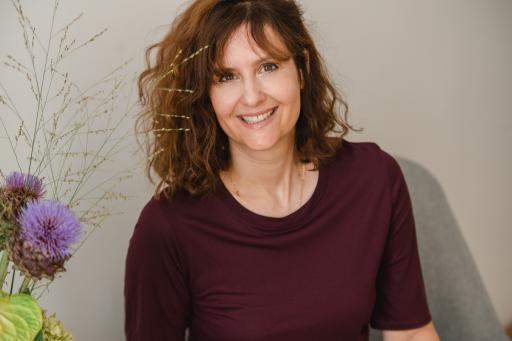 Über Daniela Zeller: Daniela Zeller ist eine renommierte
Kommunikationsexpertin, Podcasterin und Moderatorin. Bekannt wurde
sie als langjährige Moderatorin des Ö3-Wecker-Teams (2000-2011).
Neben ihrer Tätigkeit als Moderatorin ist sie auch erfolgreiche
Autorin mehrerer Bücher und teilt ihre Leidenschaft für Sprache,
Kommunikation und Literatur in Seminaren und Vorträgen.