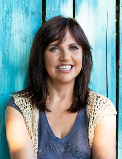 Vorschau Bild von Über Martina Parker: Martina Parker – Bestsellerautorin dank
Euch! Vier Bücher, vier Bestseller und eine hochaktive Fanbase.
Martinas Debüt »Zuagroast« wurde 2023 mit dem „Goldenen Buch«
ausgezeichnet. Im selben Jahr verlieh ihr Apple Books die
Auszeichnung „Beste Österreichische Autorin“ für »Ausgstochen«.