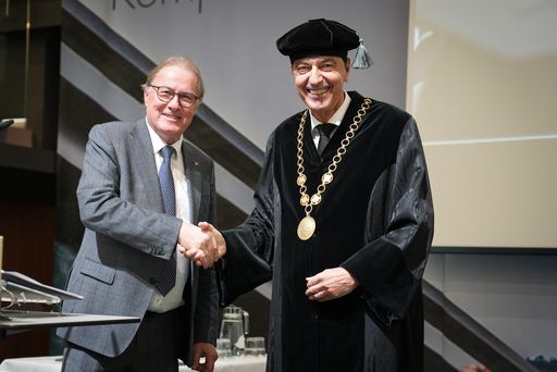 (v.l.) Der Bürgermeister der Stadt Hall in Tirol, Dr. Christian
Margreiter und der interim. Rektor der Privatuniversität UMIT TIROL,
Univ.-Prof. i. R. Dr. Rudolf Steckel, gratulierten den
Absolventinnen und Absolventen und betonten die positive Entwicklung
des Universitätscampus Hall.