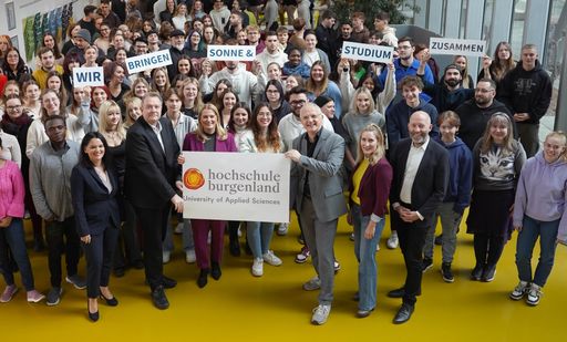 Hochschule Burgenland Geschäftsführer Georg Pehm, Rektor Gernot
Hanreich und die Geschäftsführer*innen der Tochterunternehmen
feierten gemeinsam mit Landesrätin Daniela Winkler und vielen
Studierenden die Änderung im Namen und Außenauftritt.