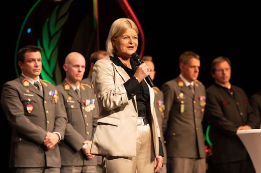 Vorschau Bild von Verteidigungsministerin Klaudia Tanner bei der Preisverleihung
"Militär des Jahres"