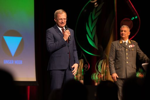 Vorschau Bild von Landeshauptmann Thomas Stelzer und Militärkommandant Brigadier
Dieter Muhr bei der Preisverleihung "Militär des Jahres"