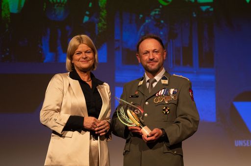 Vorschau Bild von Verteidigungsministerin Klaudia Tanner mit Vizeleutnant Kitz aus
Kärnten - Preis für Lebensrettung eines 12 jährigen