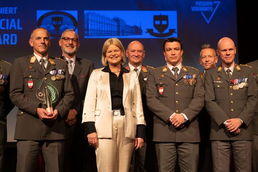 Vorschau Bild von Verteidigungsministerin Klaudia Tanner mit den Preisträgern für
den "Special Award - sicherheitspolitische Kommunikation"