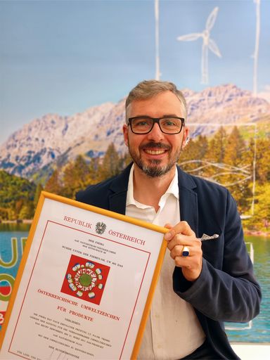  „Wir sind sehr stolz, dass wir schon seit 2003 Träger des
Umweltzeichens ,Grüner Strom‘ sind“, so AAE
Naturstrom-Geschäftsführer Wilfried Johann Klauss.