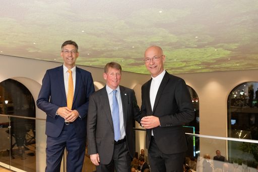 Bezirksvorsteher Markus Figl, Mag. COLUMBUS-Reisen-Chef Mag.
Alexander Richard, Dompfarrer Toni Faber