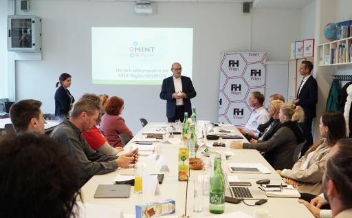 Vorschau Bild von Vizerektor Norbert Kraker bei der Auftakt der MINT-Region
Favoriten
