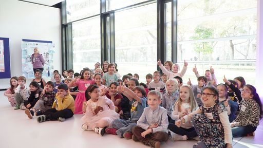 Die Schüler:innen der Praxisvolksschule der PH Wien bei der
Eröffnung des Bildungsgrätzls VerteilerKREIS