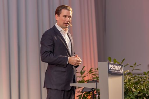  Sebastian Kurz eröffnet als erster Speaker die re.comm 24