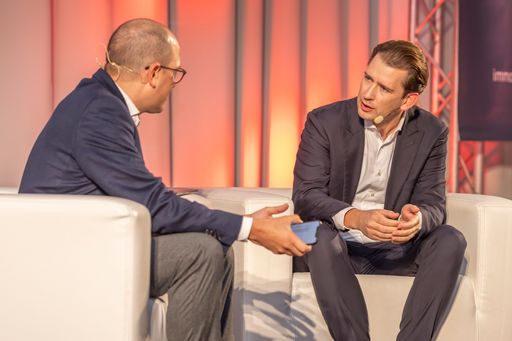 Vorschau Bild von V.r.n.l.: Sebastian Kurz (Auftaktspeaker) und Niko Jilch
(Moderator