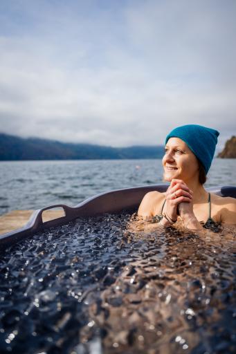 Vorschau Bild von Ein Eisbad in der Wanne mit Blick auf den Millstätter See -
erlebbar im Rahmen der buchbaren Wim Hof-Workshops