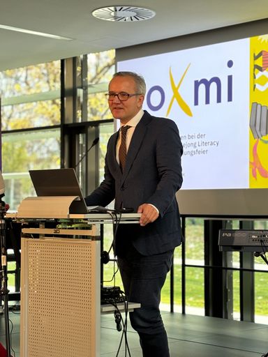 Martin Fritz von der UNESCO feiert das Projekt