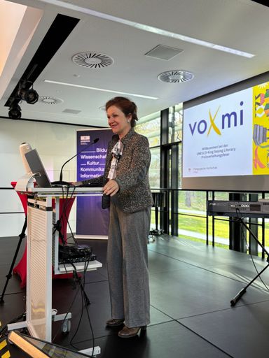 Vorschau Bild von Barbara Herzog-Punzenberger, Rektorin der PH Wien freut sich über
den Preis