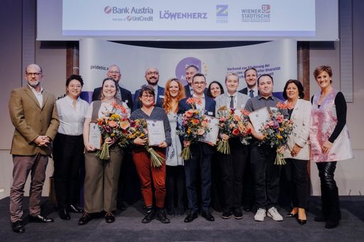 Die Preisträger_innen mit Vertreter_innen der Sponsor_innen und
von Pride Biz Austria im Kassensaal der Oesterreichischen
Nationalbank