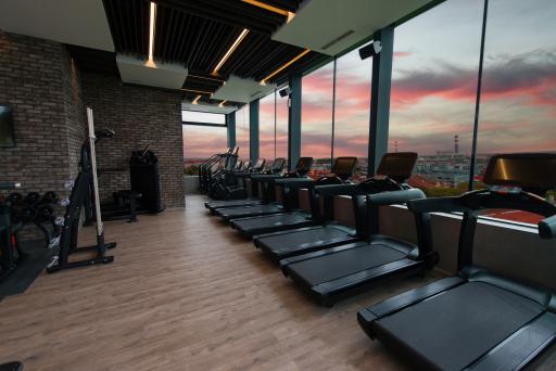 Vorschau Bild von Hier wird eine Fotomontage aus einem Bild von Freepik.com und
einer Drohnenaufnahme von Wien Simmering im Hintergrund gezeigt.