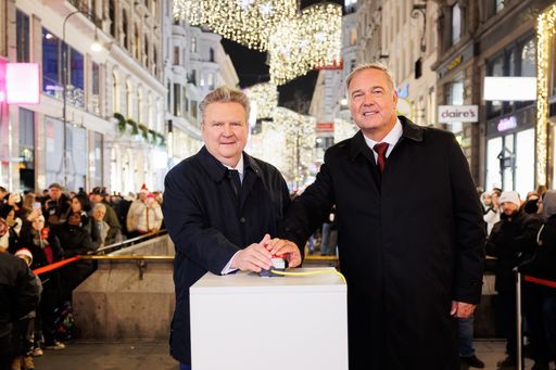 Michael Ludwig (Bürgermeister der Stadt Wien) und Walter Ruck
(Präsident der Wirtschaftskammer Wien) eröffnen feierlich am
Stock-im-Eisen-Platz die heurige Weihnachtsbeleuchtungssaison in
Wien
