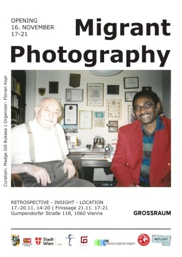  Flyer zur Veranstaltung - Migrant Photography Bildtitel: Di-Tutu Bukasa interviewt Simon Wiesenthal Copyright: Archiv Die Bunten - Forum für Würde, Gerechtigkeit und Demokratie -- ZVR: 397840262 Abgebildete Personen v.l.n.r.: Simon Wiesenthal, Di-Tutu Bukasa Kontakt: verein@diebunten.org
