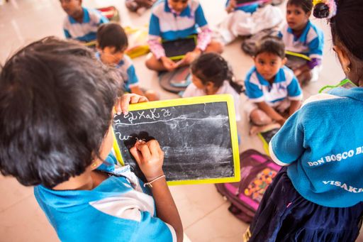  In Visakhapatnam im Südosten Indiens bieten die Salesianer Don
Boscos benachteiligten Kindern eine Schulausbildung.