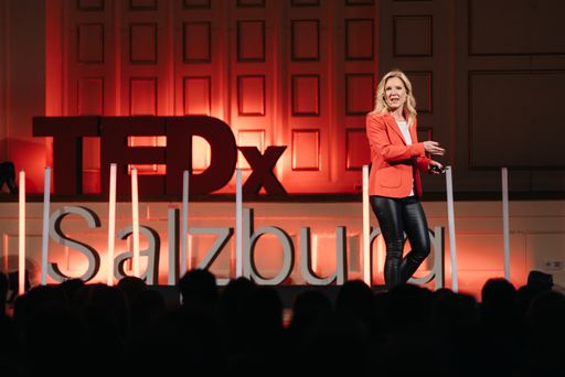 TEDx Speaker auf der Bühne in Salzburg 2023