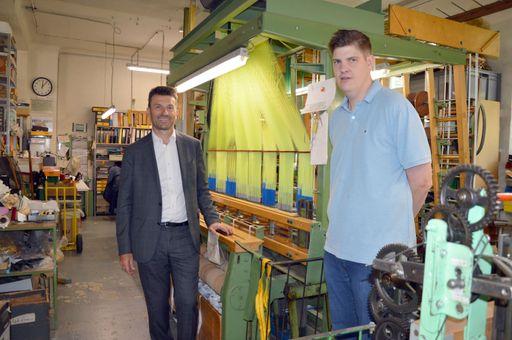  Stefan Ehrlich-Adám, Obmann der Sparte Industrie in der
Wirtschaftskammer Wien, und Albert Maurer, Geschäftsführer von
M.Maurer, vor einer der vielen außergewöhnlichen Maschinen im
Betrieb.