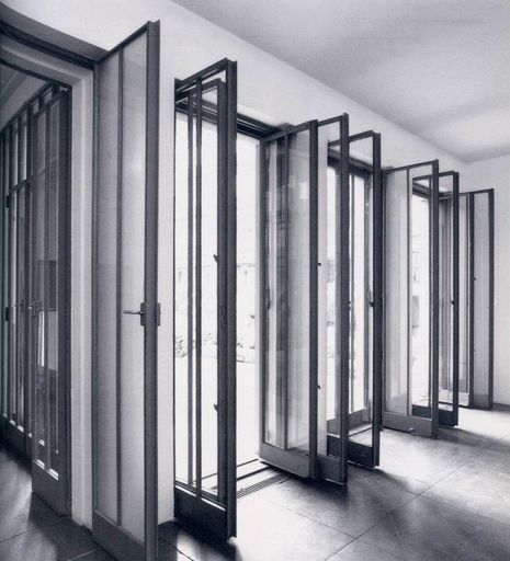  Speisezimmer mit geöffneter Tür zur Halle und geöffneten
Fenster-Türen zur SW-Terrasse