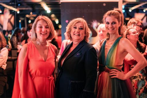 Vorschau Bild von Gauper konnte beim QUEER BALL 2024 auch hohen Besuch aus dem In-
und Ausland begrüßen: Neben Schauspielerin Hilde Dalik, feierten die
EU-Parlamentsabgeordnete Evelyn Regner, Rainbow-Rose-Präsidentin
Dajana Bakic und Seherzada Ahmetovic, Präsidentin der Biennale Donna
di Trieste, die einzigartige Schönheit der gesellschaftlichen
Vielfalt. Spitzengastronom Thomas Hahn zählte ebenfalls zu den
Ehrengästen. Veronika Kaup-Hasler, Amtsführende Stadträtin für
Kultur und Wissenschaft der Stadt Wien, und Thomas Steinhart,
Bezirksvorsteher in Simmering, übernahmen den Ehrenschutz.