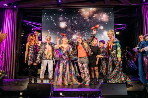  Star-Designer LA HONG kuratierte eine inklusive Fashionshow
„QUEER MOMENTS in Fashion“ mit jungen Designer:innen und
Laien-Models aus Simmering und wurde dafür mit Standing Ovations
belohnt