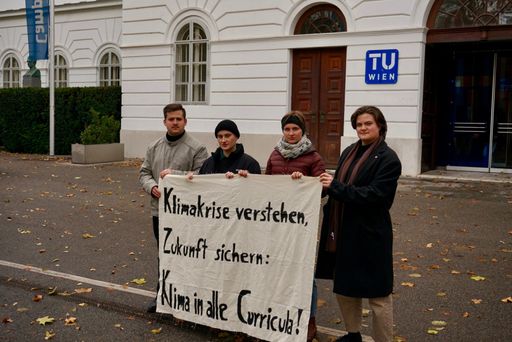  Simon Neuhold (ÖH), Sarah Rossmann (ÖH), Laila Kriechbaum
(Fridays for Future), Nina Mathies (ÖH) v. links
