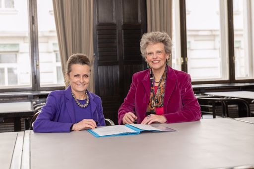  Gruppenbild (v.l.n.r.): Christine Dornaus, Geschäftsführerin der
Bundesimmobiliengesellschaft, und Sabine Haag, Präsidentin der
Österreichischen UNESCO-Kommission unterzeichneten den Mietvertrag.