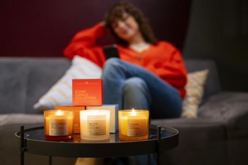Vorschau Bild von Die drei Duftrichtungen Apfeltasche, McFlurry und Pommes der
Iconic Candle Collection sind ab Dienstag, 19. November 2024 in
allen McDonald’s Restaurants in Österreich für registrierte User des
MyMcDonald’s Bonusprogramms in der McDonald’s App erhältlich,
solange der Vorrat reicht.