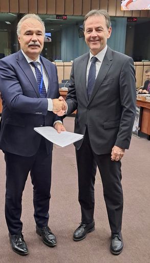 In seiner Funktion als 1. COPA-Vizepräsident übergab Niki
Berlakovich den offenen COPA/COGECA-Brief, dessen Kopie auch an alle
europäischen Staatschefs und Landwirtschaftsminister ging, gestern
beim EU-Agrarministerrat in Brüssel auch persönlich an Istvan Nagy,
den Landwirtschaftsminister von Ungarn.