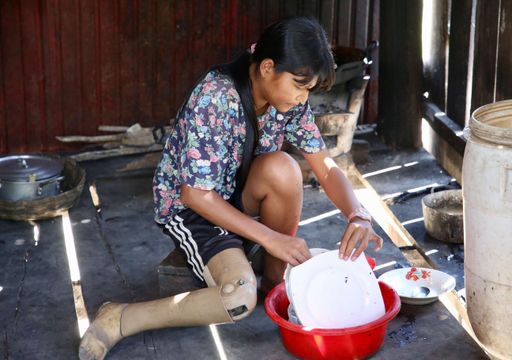 Vorschau Bild von Srey (13) aus Kambodscha ist eines von tausenden Minenopfern. Als
Vierjährige trat sie beim Spielen auf eine Mine. / Weiterer Text
über ots und www.presseportal.de/nr/16206 / Die Verwendung dieses
Bildes für redaktionelle Zwecke ist unter Beachtung aller
mitgeteilten Nutzungsbedingungen zulässig und dann auch honorarfrei.
Veröffentlichung ausschließlich mit Bildrechte-Hinweis.