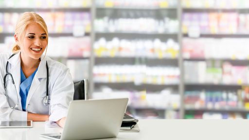  Pharmacist or doctor using laptop computer at the pharmacy room.
Medical healthcare and pharmaceutical staff service. / Weiterer Text
über ots und www.presseportal.de/nr/164225 / Die Verwendung dieses
Bildes für redaktionelle Zwecke ist unter Beachtung aller
mitgeteilten Nutzungsbedingungen zulässig und dann auch honorarfrei.
Veröffentlichung ausschließlich mit Bildrechte-Hinweis.