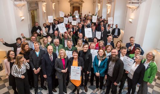 Bernadett Humer, MSc, Sektionschefin für Familie und Jugend im
Bundeskanzleramt, überreichte stellvertretend für Bundesministerin
MMag. Dr. Susanne Raab gemeinsam mit DI Bgm. Johannes Pressl,
Präsident des Österreichischen Gemeindebundes, und Mag. Christoph
Jünger, MBA, Geschäftsführer UNICEF Österreich, am 19. November 2024
im Rahmen der Verleihung familienfreundlichegemeinde und
familienfreundlicheregion die Zertifikate an die Vertreterinnen und
Vertreter der Gemeinden und der Region. © Harald Schlossko